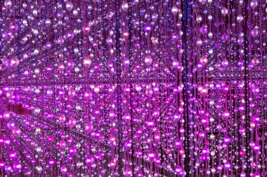 Renkli lamba şeridi, dekoratif lamba aydınlatma toplarıyla modern sanat sergisi.