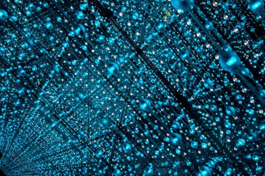 Renkli lamba şeridi, dekoratif lamba aydınlatma toplarıyla modern sanat sergisi.