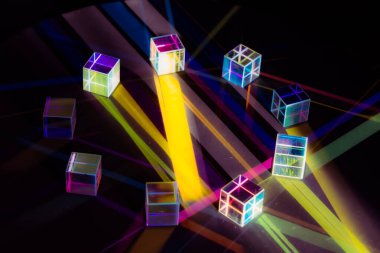 Koyu arkaplanda kırılma ve holografik etki ile kristal küp prizması