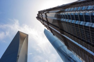 Şangay 'daki gökdelenlere bakıyorum.