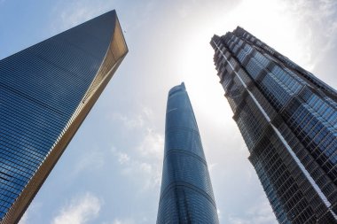 Şangay 'daki gökdelenlere bakıyorum.