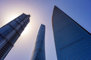 Şangay 'daki gökdelenlere bakıyorum.