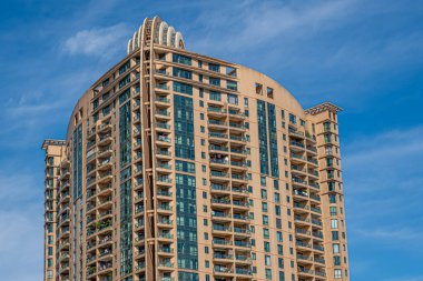 Çin, Şangay 'da balkonları ve çamaşırları kuruyan modern apartman binaları.