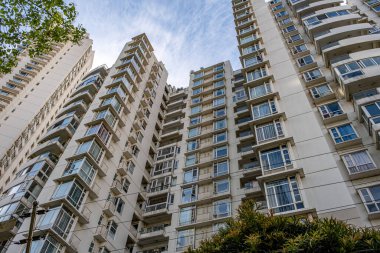 Çin, Şangay 'da balkonları ve çamaşırları kuruyan modern apartman binaları.