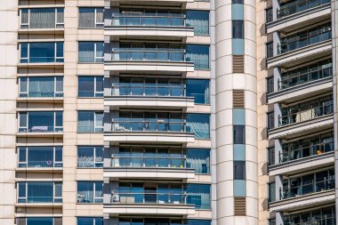 Çin, Şangay 'da balkonları ve çamaşırları kuruyan modern apartman binaları.