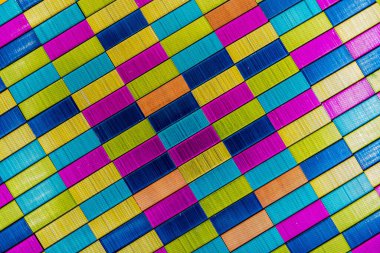 Çok renkli ofis metal zımbaları arka planda