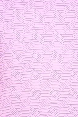 Değişen ışık kırmızısı tonlarında dalgalı, paralel çizgilerin kusursuz deseni hareket ve doku hissi yaratıyor. Arka plan yumuşak, rahatlatıcı, minimalist estetik.