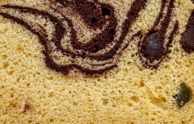 Romen sünger keki dilimleri kakao ve Türk lezzeti ile