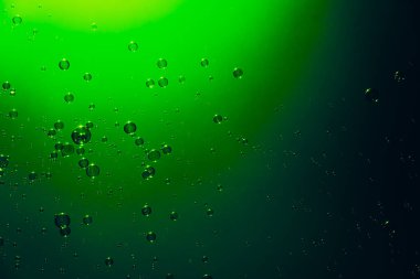 sabun köpüğü yeşil zemin üzerine