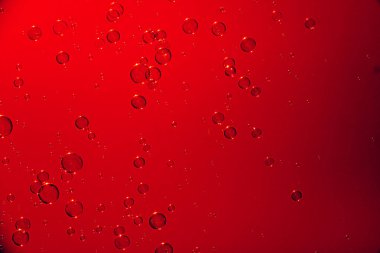 Kırmızı arkaplanda sabun köpükleri