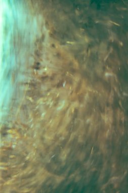 Hareket halindeki bir su kütlesinin yüzeyi. Su hafif dalgalanmalar ve yumuşak dalgalar ortaya çıkar ve bir doku oluşturur. Görüntü yumuşak ve biraz bulanık, ona rüya gibi, ruhani bir kalite veriyor..