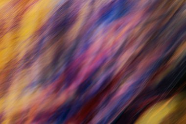 Doku düzgün ve akışkan görünüyor, hareket hissi ile birlikte. Görüntü modern, çağdaş bir hisse sahip, çizgiler bulanık, genel olarak dinamik, akışkan bir tasarım izlenimi veriyor.