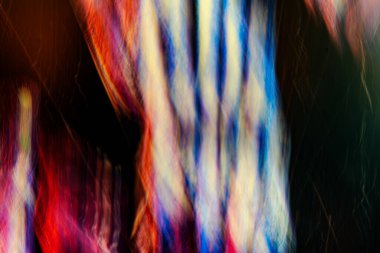 Doku düzgün ve akışkan görünüyor, hareket hissi ile birlikte. Görüntü modern, çağdaş bir hisse sahip, çizgiler bulanık, genel olarak dinamik, akışkan bir tasarım izlenimi veriyor.