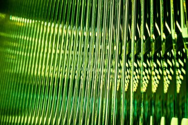 Şeffaf polikarbonat hücrelerinde parlak çizgiler