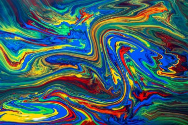 Canlı, soyut resim kıvrımlı, akışkan desenleri zengin renklerde gösteriyor. Cesur, dinamik vuruşlar bir hareket hissi yaratır. Sanat eserleri enerji ve akıcılık hissi uyandırıyor..