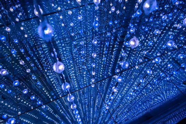 Renkli lamba şeridi, dekoratif lamba aydınlatma toplarıyla modern sanat sergisi.