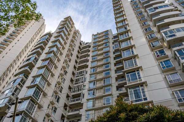 Çin, Şangay 'da balkonları ve çamaşırları kuruyan modern apartman binaları.