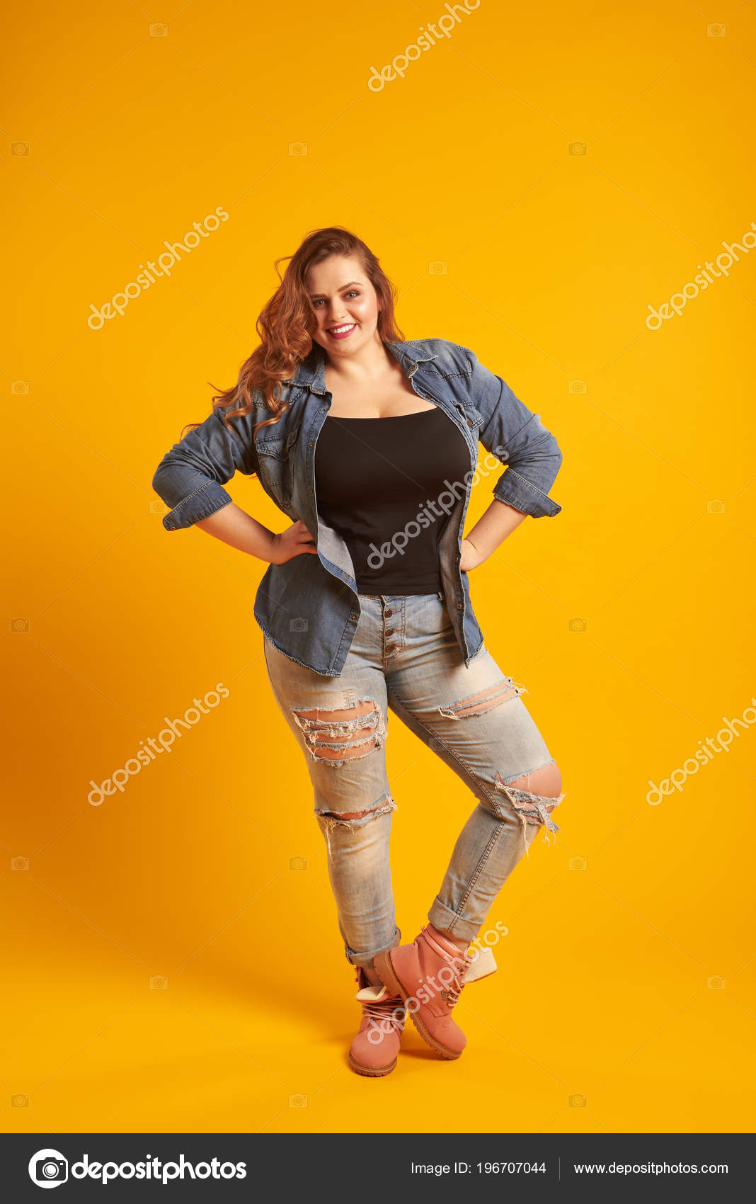 Candid plump girl posing with her hands on her hips — Stock Photo