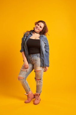 Kameraya gülümseyen pozitif artı-size modeli