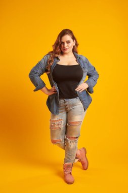 Son moda makyaj ve kıvırcık saç poz ile Curvy kız