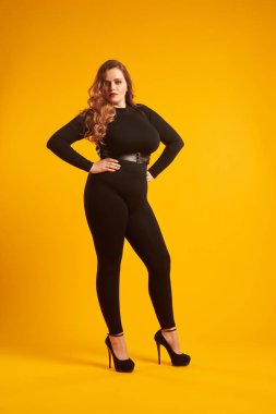 Muhteşem artı-size model kameraya poz