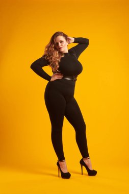 Stüdyoda poz çarpıcı artı-size kız