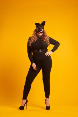Manyetik curvy kız stüdyoda poz tavşan maskesi