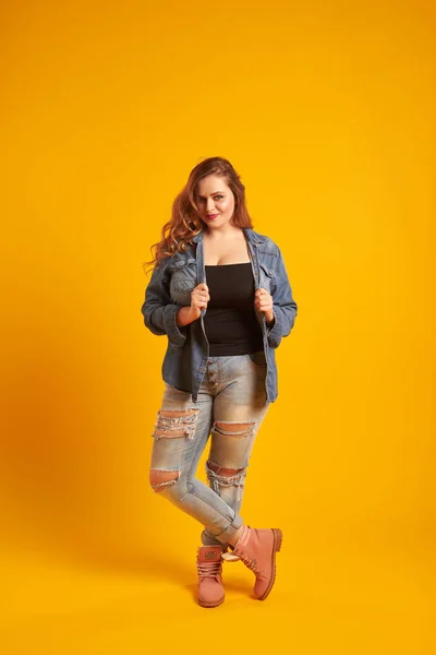 Bonito modelo plus-size posando na câmera — Fotografia de Stock