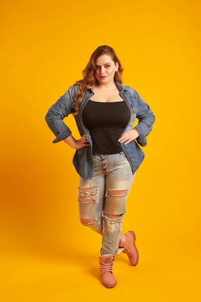 Curvy fille avec maquillage à la mode et magnifiques cheveux bouclés posant — Photo