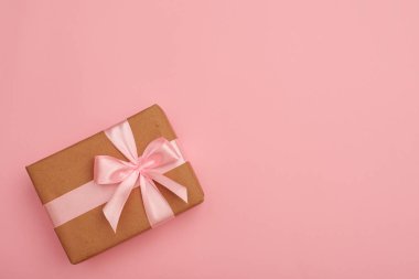 Pembe kurdele yay ile sarılmış hediye kutusu