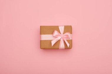 Ortada pembe Fiyonklu hediye kutusuna yerleştirilen