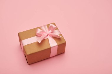 Güzel hediye kutusu üzerinde pembe flatlay yalan