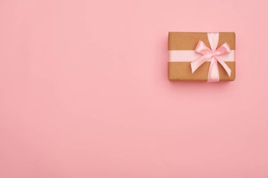 Sağ köşede şirin mevcut kutusunda pembe fiyonklu yerleştirilen