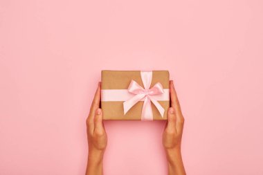 Güzel holding eller pembe flatlay kutusu hediye