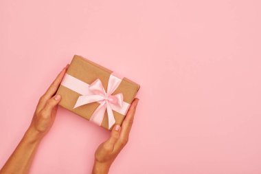Şirin holding eller pembe flatlay kutusu hediye