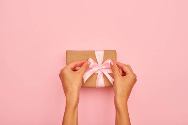Fiyonk pembe flatlay üzerindeki mevcut kutusunda bağlama eller
