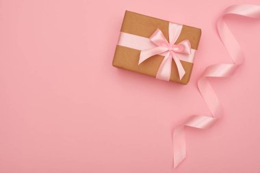 Küçük el yapımı hediye kutusu sağ köşede yerleştirerek sarılmış