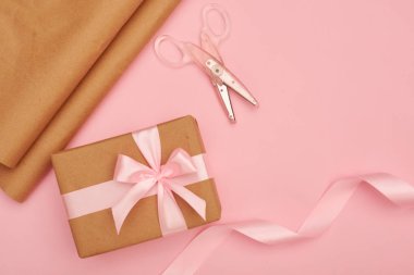 Hediye paketi için dekorasyon aracı ayarlandı