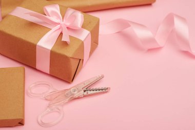 Hediye paketleri, kutu, kağıt, şerit ve makas
