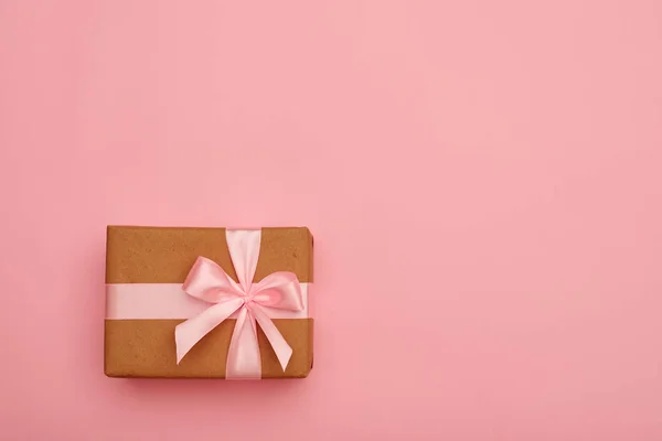 Caja de regalo con lazo rosa — Foto de Stock