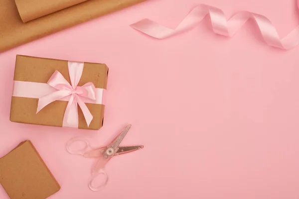 Conjunto de envoltura de regalo en rosa flatlay — Foto de Stock