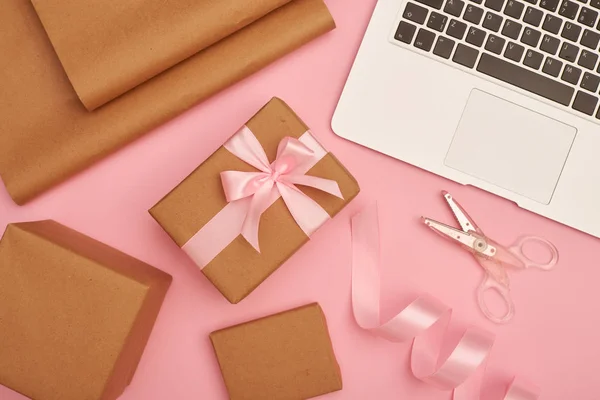 선물 포장 핑크 flatlay에 실버 노트북으로 설정 — 스톡 사진
