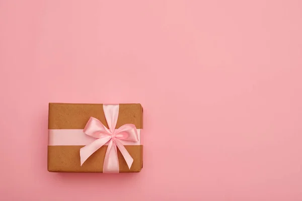 Подарункова коробка з рожевим бантом Ліцензійні Стокові Зображення