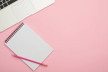 Çalışma alanı jotter ve dizüstü bilgisayar ile