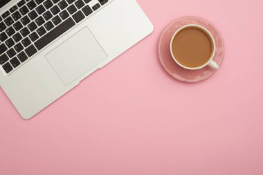 Laptop ve kahve Kupası ile iş yeri flatlay