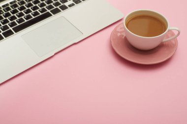 Kadınsı işyeri dizüstü bilgisayar ve kahve