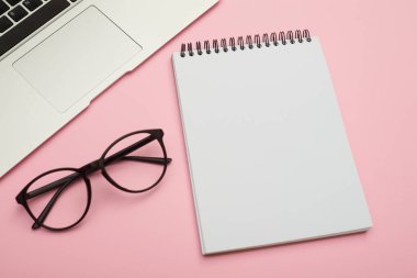 Flatlay dizüstü bilgisayar, jotter ve gözlük ile boşaltmak