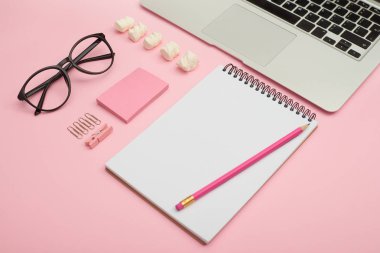 Güzel çalışma alanı düzenleme dizüstü bilgisayar ve diğer iş bir