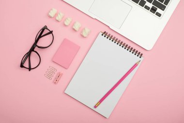 Yaratıcı işyeri ofis alanı ve aksesuarları