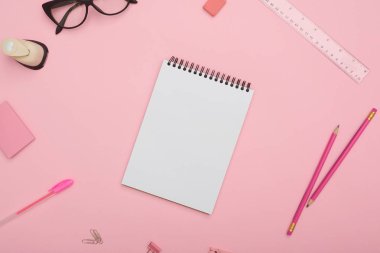 Jotter pembe flatlay ileti örneğine ile